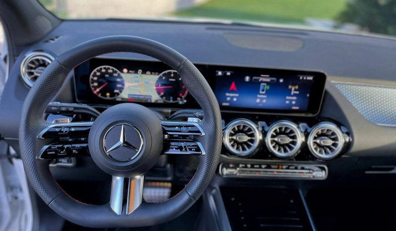 Mercedes-Benz GLA200CDI Premium AMG completo
